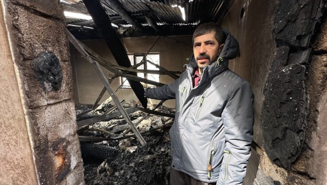 Yüksekova’da soba bacasından çıkan yangın bir evi küle çevirdi