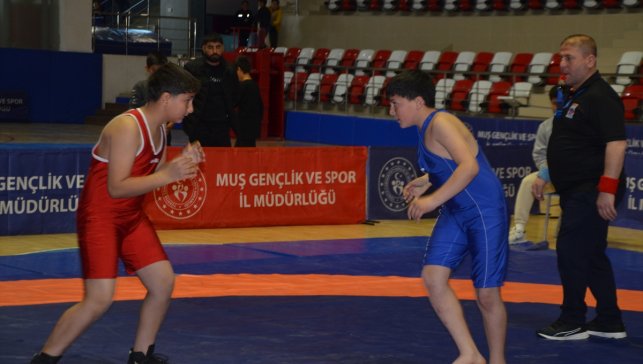 Muş'ta okullararası güreş müsabakaları yapıldı