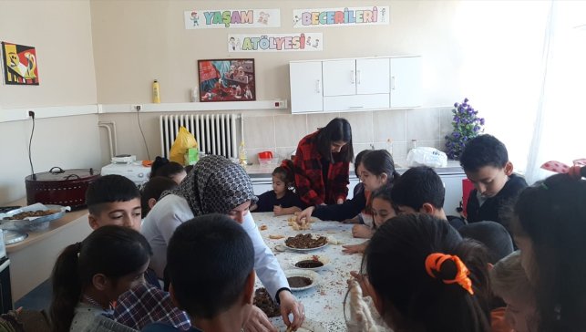 Keban'da öğrenciler kandil simidi yaptı