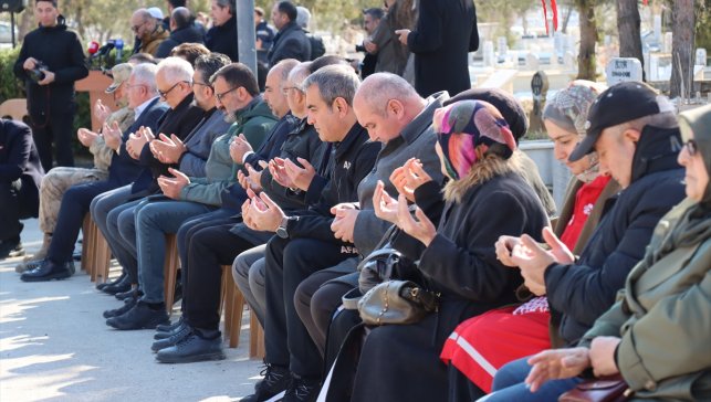 Erzincan depreminde hayatını kaybeden 653 kişi kabirleri başında anıldı