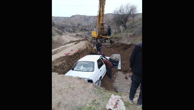 Elazığ'da çukura düşen araç kurtarıldı