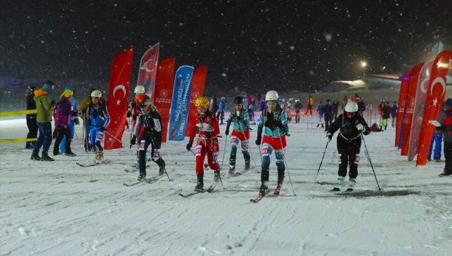 Hakkari’de Meşaleli Dağ Kayağı Türkiye Şampiyonası: 100 Sporcu Yarıştı