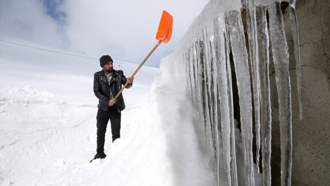 Türkiye'nin en yüksek rakımlı mahallelerinden Kışkılı'da baharda da karla mücadele sürüyor