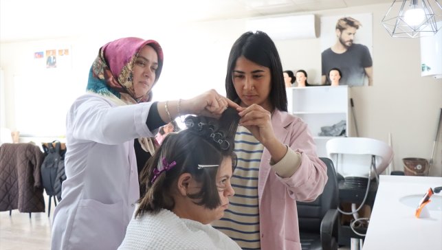 Erzincan'da özel gereksinimli öğrenciler meslek öğrenerek hayata hazırlanıyor