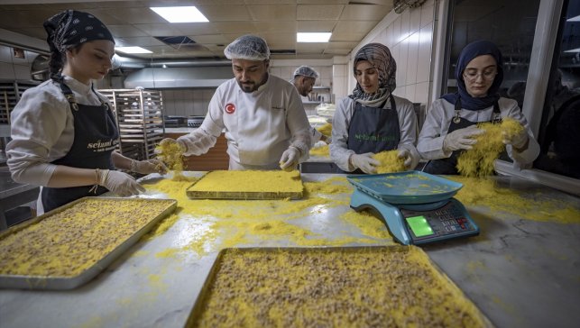 Devlet desteğiyle büyüttüğü işinde geleceğin tatlı ustalarını yetiştiriyor