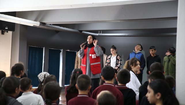 Bursa'da hayırseverin ördüğü atkı ve bereler, Türk Kızılay aracılığıyla Erzurum'daki çocuklara hediye edildi