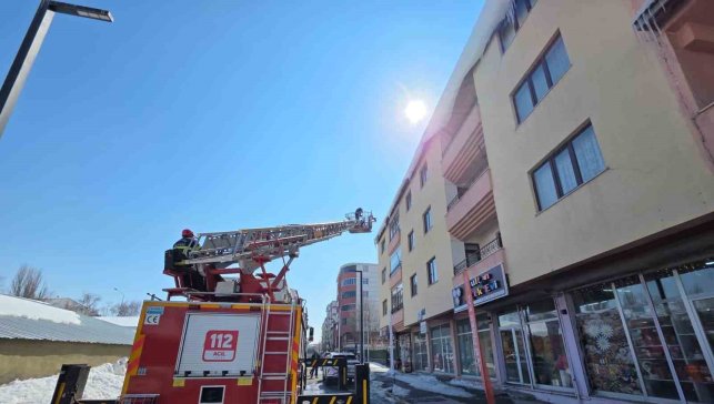 Ardahan'da çatılarda tehlike oluşturan buz sarkıtları temizleniyor