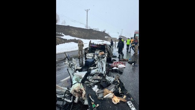 Van'da otomobil ile tırın çarpıştığı kazada 2 kişi öldü, 3 kişi yaralandı