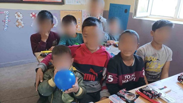 Hayırseverlerden Suvaran köyü öğrencilerine kırtasiye desteği