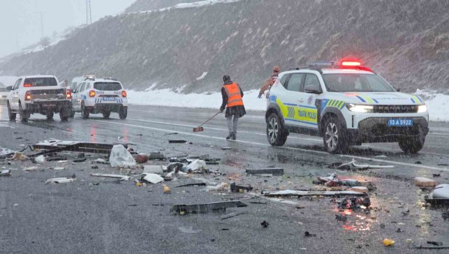 Tatvan'daki feci kazada karı koca hayatını kaybetti