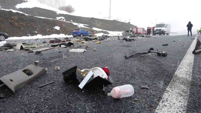 Tatvan'daki trafik kazasında ölü sayısı 3 oldu: Kazada ağır yaralanan 6 aylık bebek hastanede vefat etti