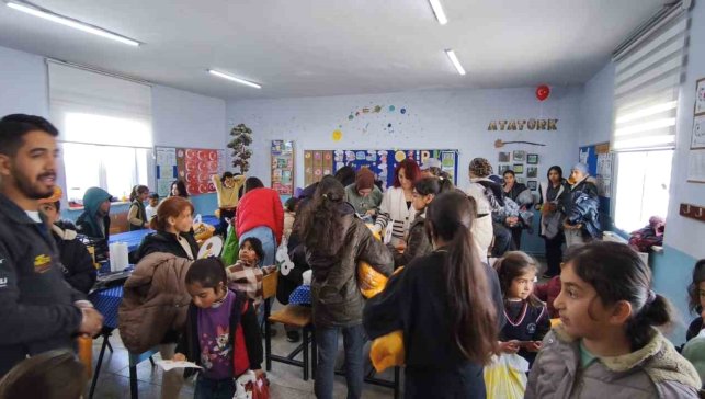 Kar tünellerinden geçerek zorlu yolları aştılar, kış şartlarında 2 bin 700 rakımlı köyde minik yürekleri ısıttılar