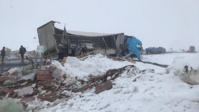 Kars'ta çarpışan tanker ve tırın sürücüleri yaralandı, yol ulaşıma kapatıldı