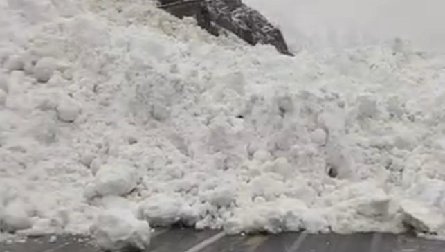 Hakkâri-Çukurca kara yoluna çığ düştü: Sürücüler yolda kaldı