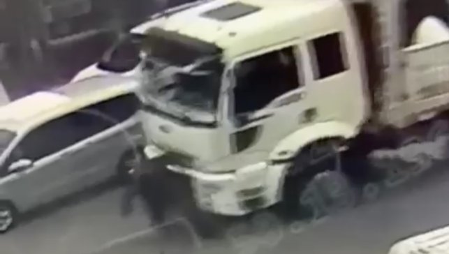 Kamyonun çarptığı yaşlı adam ağır yaralandı