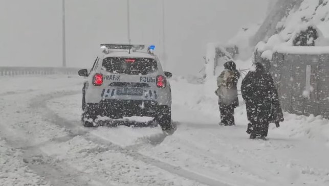 Karda mahsur kalan aileyi emniyet kurtardı