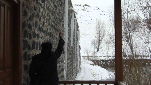 Kars eksi 15'i gördü: Çatılarda 3 metrelik buz sarkıtları oluştu