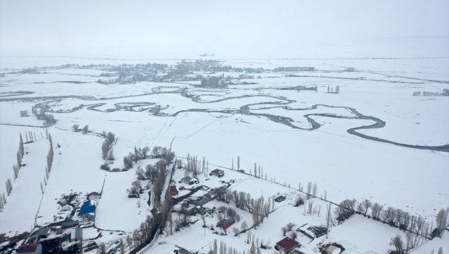Karla kaplanan Kars Ovası'ndaki menderesler dronla görüntülendi