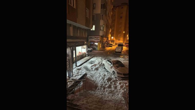 Çatıdan düşen kar kütlesi otomobili kullanılamaz hale getirdi