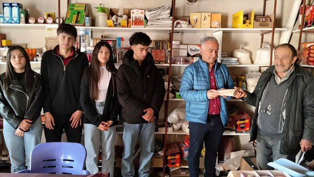 Malatya'da lise öğrencileri bakkal veresiye defterindeki borçları ödedi