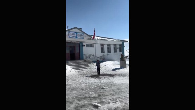 Kars'ta küçük yürekten büyük gurur: 2. sınıf öğrencisi İstiklal Marşı'nın 10 kıtasını ezbere okudu, video viral oldu