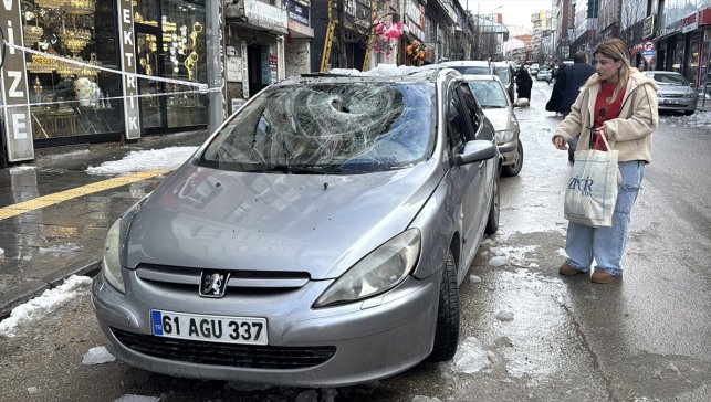 Erzurum'da çok sayıda araç çatıdan düşen kar ve buz kütleleriyle hasar gördü