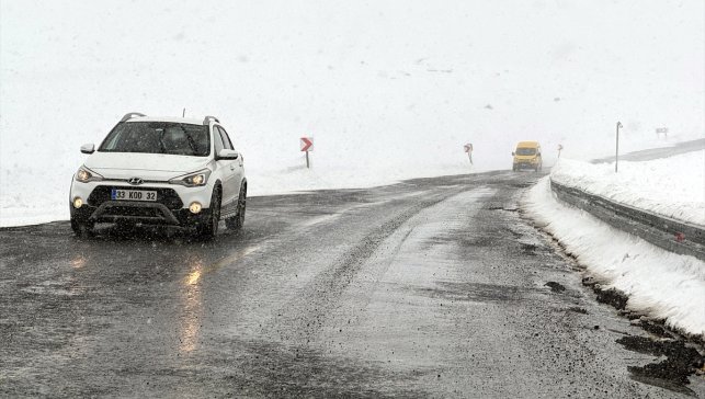 Ardahan ve Kars'ta yoğun kar ulaşımı aksattı
