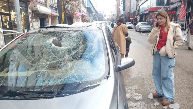 Erzurum'da çatıdan düşen kar ve buz kütleleri tehlike saçıyor