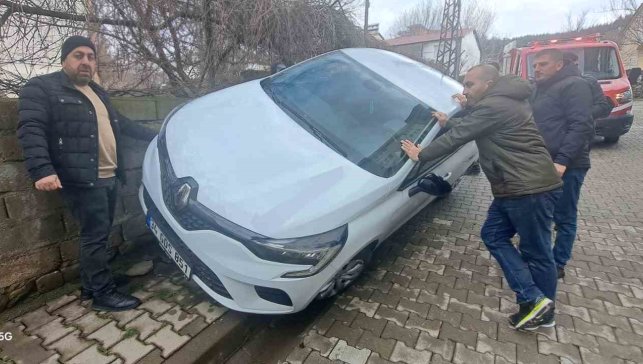 Otomobil duvara çarptı: 2 yaralı