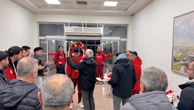 Türk spor tarihine geçen Furkan Akar, Erzurum'da çiçeklerle karşılandı