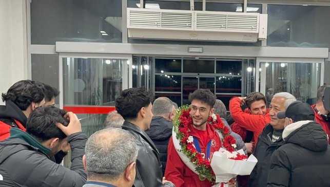 Milli sporcu Furkan Akar çiçeklerle karşılandı