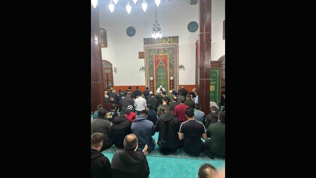 Tercan'da vatandaşlar Kadir Gecesi'nde camileri doldurdu