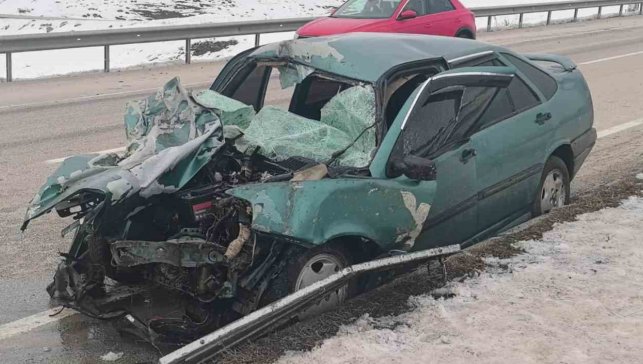 Erzurum-Pasinler yolunda trafik kazası: 1'i ağır 3 yaralı
