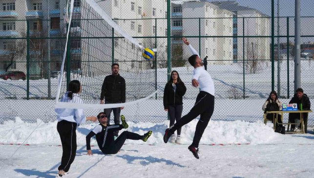 Kampüste kar voleybolu heyecanı