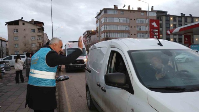 İftar vakti yolda olan sürücülere iftarlık dağıttılar