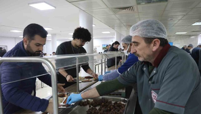 Fırat Üniversitesi'nde öğrenciler Ramazan ayında anne yemekleriyle iftarını açıyor