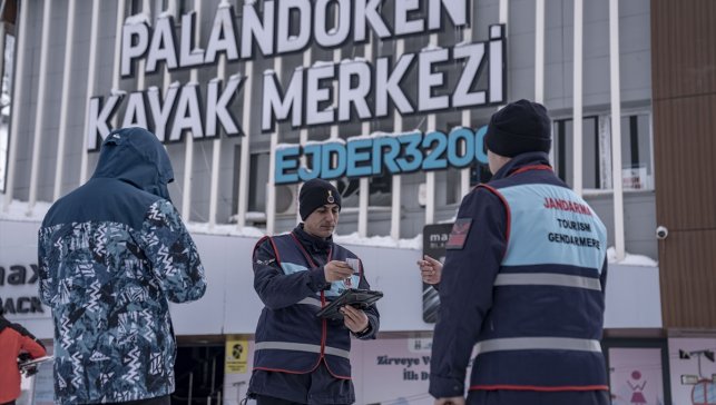 JAK ve turizm jandarması Palandöken'de kayak güvenliği için yoğun mesai yapıyor