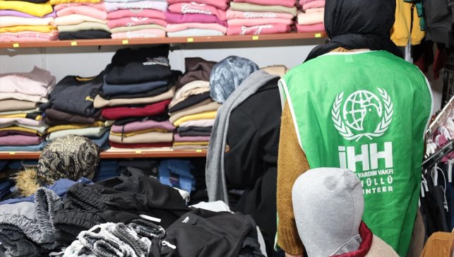 Güroymak'ta çocuklara bayramlık kıyafet desteği