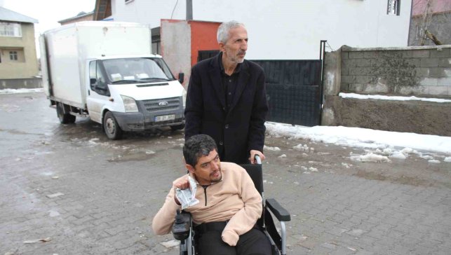 Polis memurunun hediyeleri engelli gencin yüzünü güldürdü