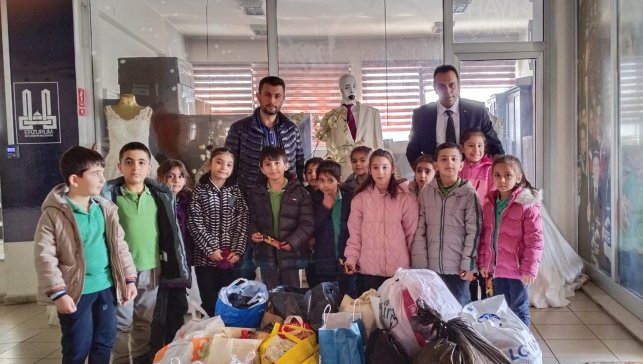 Öğrencilerden Hayır Çarşısı'na gıda bağışı