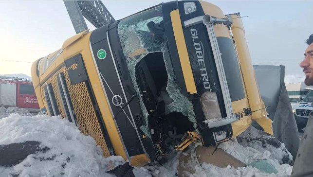 Bitlis'te iki tır devrildi, 1 kişi yaralandı