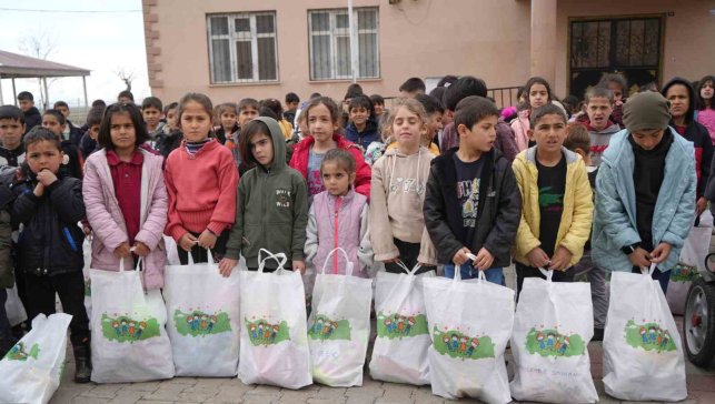 Muş'un ücra köylerindeki bin çocuğa bayram sevinci