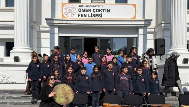 Ağrı'da öğrenciler İshak Paşa Sarayı ve Ağrı Dağı eteklerinde ilahi söyledi