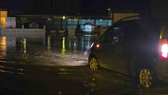 Hasköy'de sağanak ve eriyen kar su baskınlarına neden oldu