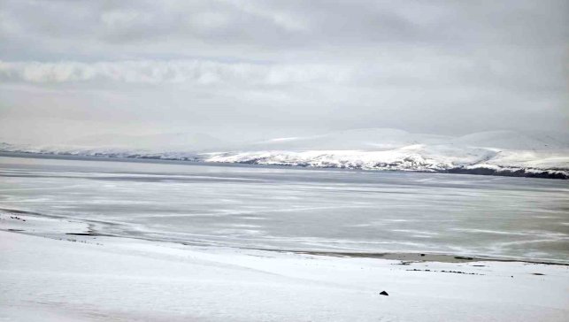 Nazik Gölü'nde buzların çözülmesi bu yıl gecikti