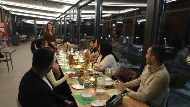 Ahlat'ta iftar sonrası cam fanus boyama etkinliği