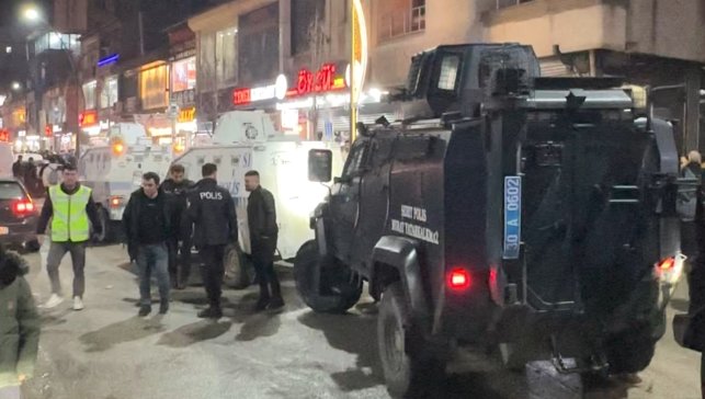 Yüksekova'da taşlı sopalı kavga: 1'i polis 2 yaralı