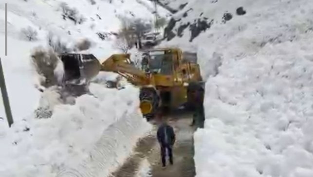 Çatbayır Mahallesi yoluna düşen çığ temizlendi