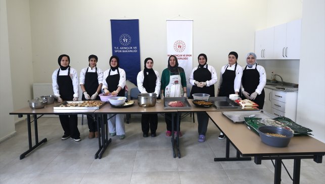 Üniversite öğrencileri Ninemin Tarifleri Atölyesi ile yöresel yemekleri öğreniyor