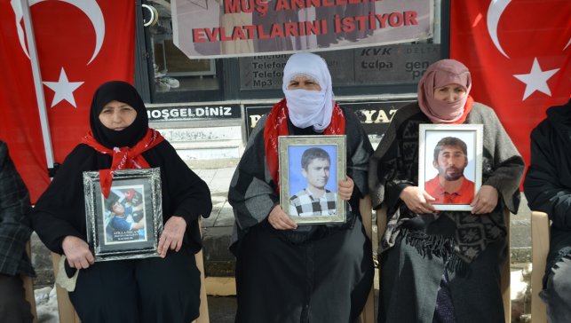 Muş'ta aileler DEM Parti önündeki eylemlerine devam ediyor